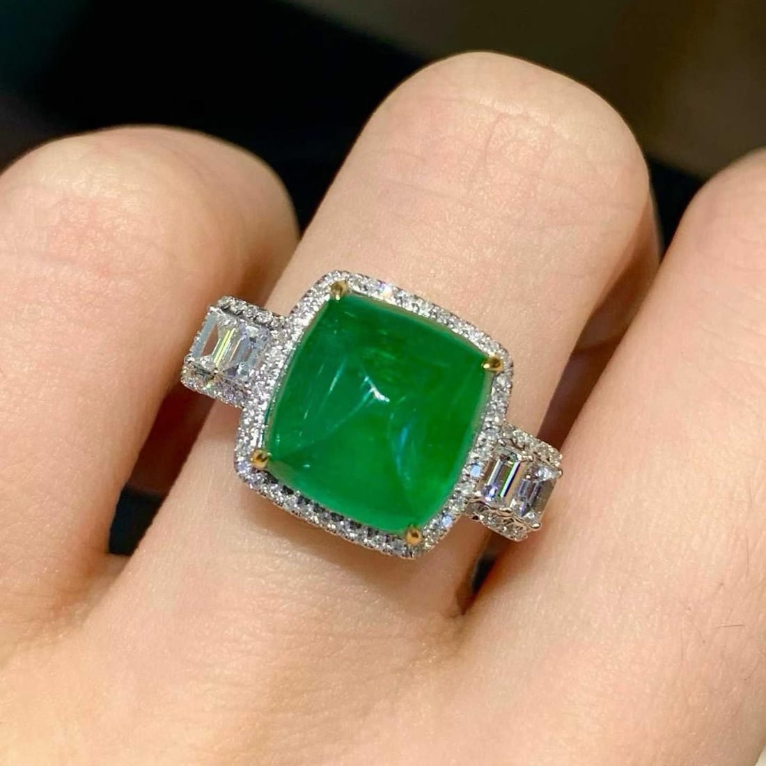 14k Gold 3.6 Ct Natural Emerald & Diamond Ring: Ref:231194345 // gold content:14k gold // ring size:7. 25us // // main gemstone:emerald // shape:sugar-loaf // carat weight:3. 6ct // color:green // treatment:natural // // adjacent gemstone 2 : diamo