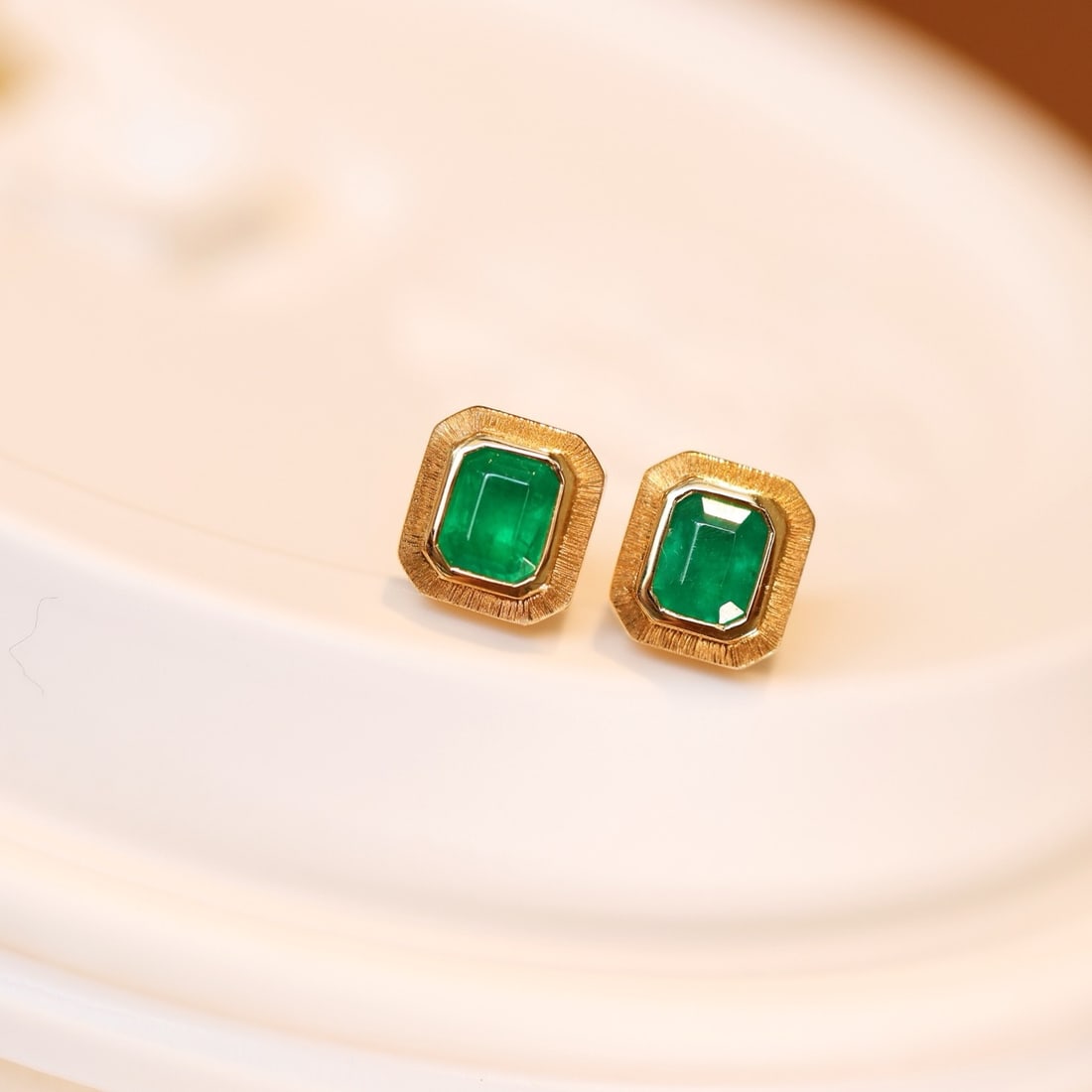 14k Gold 0.87 Ct Natural Emerald Earrings: Ref:231194387 // gold content:14k gold // main gemstone:emerald // shape:octagonal // carat weight:0. 87ct // color:green // treatment:natural // Condition: New Low Estimate: 3500.00 High Estimate: