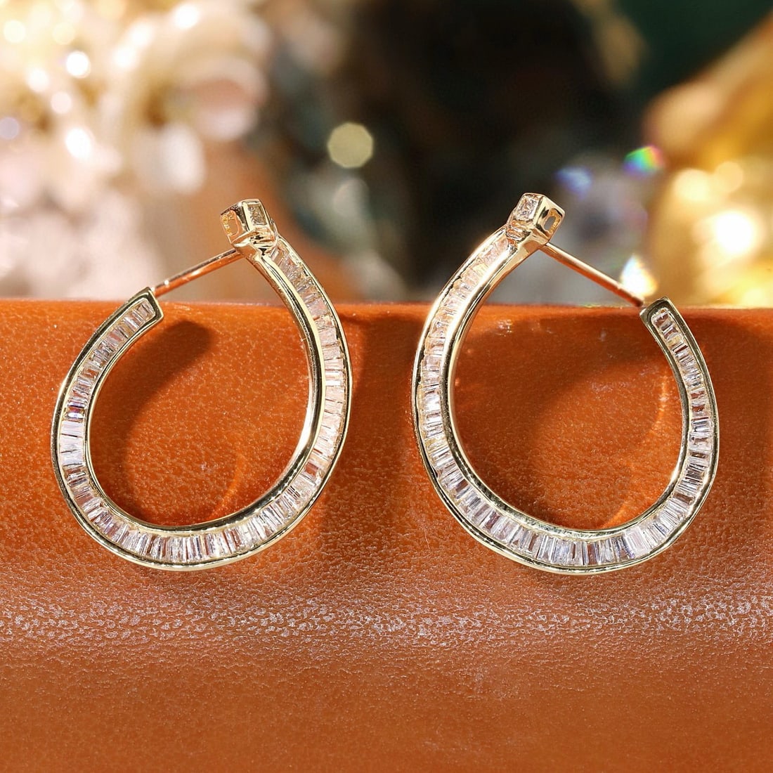 14k Gold 0.76 Ct Natural H Diamond Earrings: Ref:231194394 // gold content:14k gold // main gemstone:diamond // shape:baguette // carat weight:0. 76ct // clarity grade:vs-si // color:h // treatment:natural // Condition: New Low Estimate: 3100 Hi