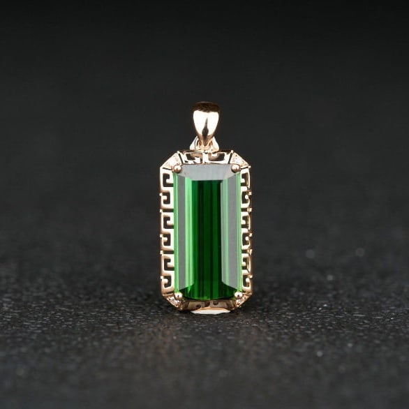 14k Gold 5.25 Ct Natural Tourmaline & Diamond Pendant( Without Chain ): Ref:231194414 // gold content:14k gold // main gemstone:tourmaline // shape:octagonal // carat weight:5. 25ct // color:green // treatment:natural // // adjacent gemstone 2 : diamond // shape:round //