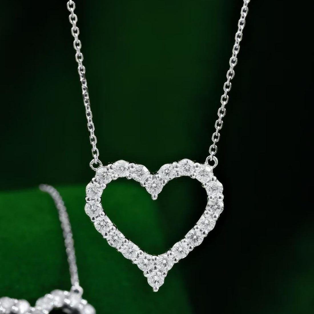 14k Gold 1 Ct Natural H Diamond Necklace: Ref:231194439 // gold content:14k gold // main gemstone:diamond // shape:round // carat weight:1ct // clarity grade:vs-si // color:h // treatment:natural // cut grade:g // High Estimate: 6300 Conditio