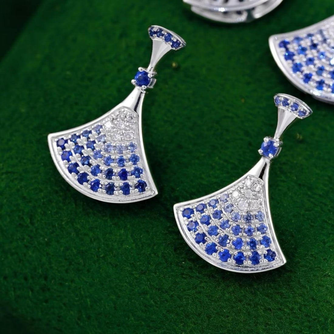 14k Gold 0.77 Ctw Natural Sapphire & Diamond Earrings: Ref:231194440 // gold content:14k gold // main gemstone:sapphire // shape:round // carat weight:0. 7ct // color:blue // treatment:natural // cut grade:g // // adjacent gemstone 2 : diamond // shape:ro