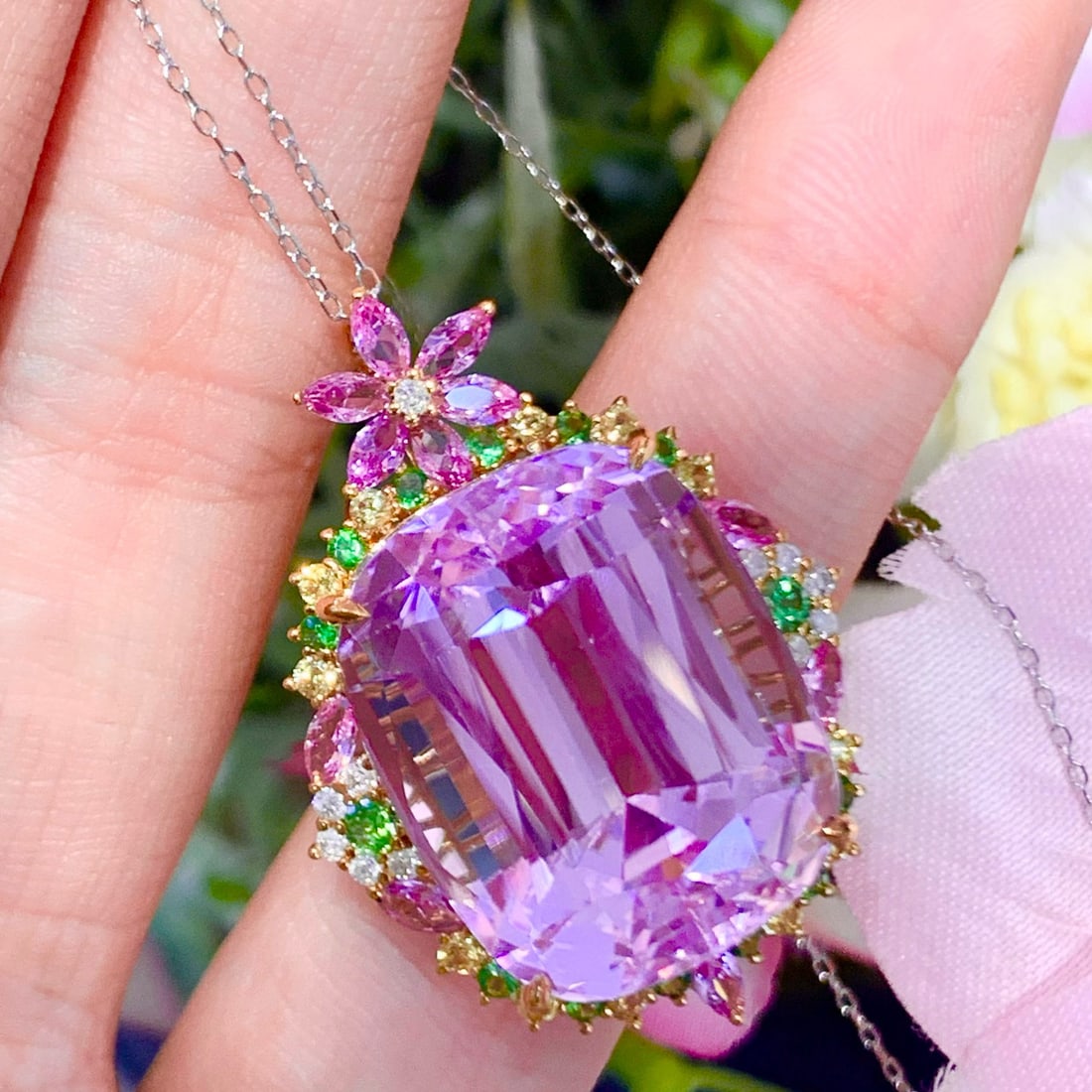14k Gold 37.58 Ct Natural Kunzite & Diamond & Coloured Gemstone Pendant( Without Chain ): Ref:231194450 // gold content:14k gold // main gemstone:kunzite // shape:cushion // carat weight:37. 58ct // color:pinkish purple // treatment:natural // // adjacent gemstone 2 : diamond // shape:roun