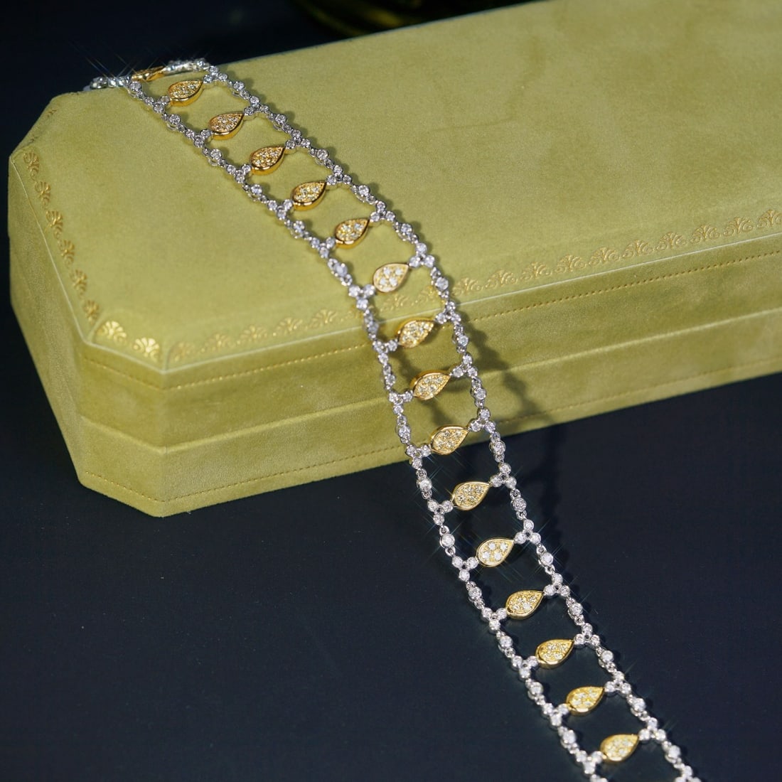 14k Gold 2.90 Ct Natural H Diamond Bracelet: Ref:231195009 // gold content:14k gold // main gemstone:diamond // shape:round // carat weight:2. 90ct // clarity grade:vs-si // color:h // treatment:natural // cut grade:g // Low Estimate: 10000 Cond