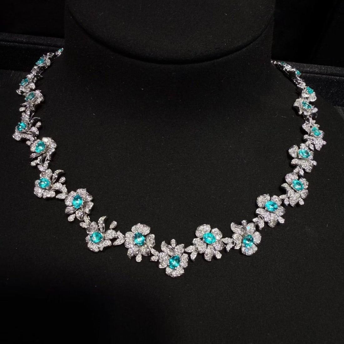 14k Gold 5.80 Ct Natural Paraiba Tourmaline & Diamond Necklace: Ref:231195016 // gold content:14k gold // main gemstone:paraiba tourmaline // shape:oval // carat weight:5. 80ct // color:blue // treatment:natural // // adjacent gemstone 2 : diamond // shape:round /