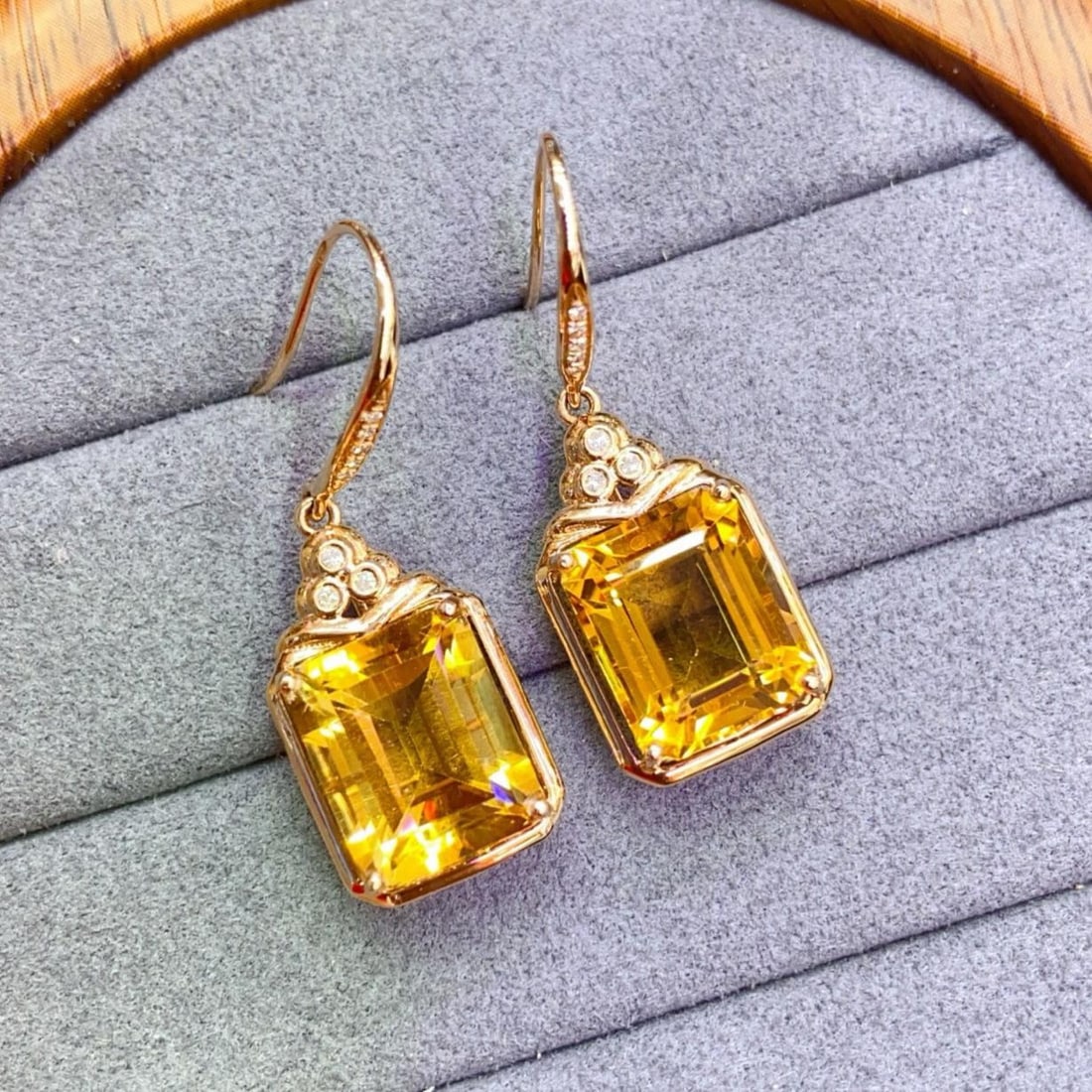 14k Gold 9.2 Ct Natural Citrine & Diamond Earrings: Ref:231195021 // gold content:14k gold // main gemstone:citrine // shape:octagonal // carat weight:9. 2ct // color:yellow // treatment:natural // // adjacent gemstone 2 : diamond // number of stones:1