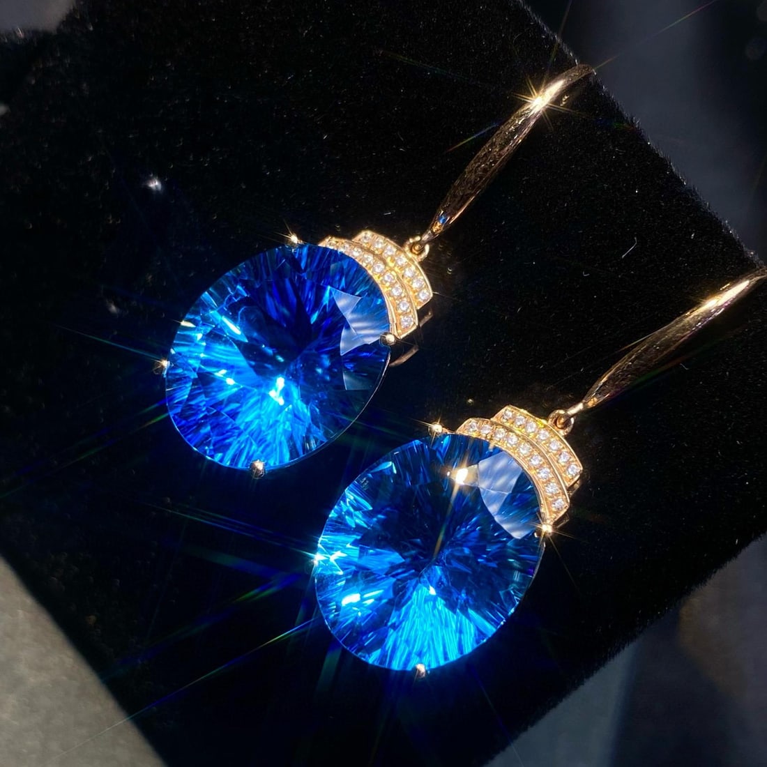 14k Gold 21.81 Ct Natural Topaz & Diamond Earrings: Ref:231195051 // gold content:14k gold // main gemstone:topaz // shape:oval // carat weight:21. 81ct // color:blue // treatment:natural // // adjacent gemstone 2 : diamond // number of stones:32 // sh