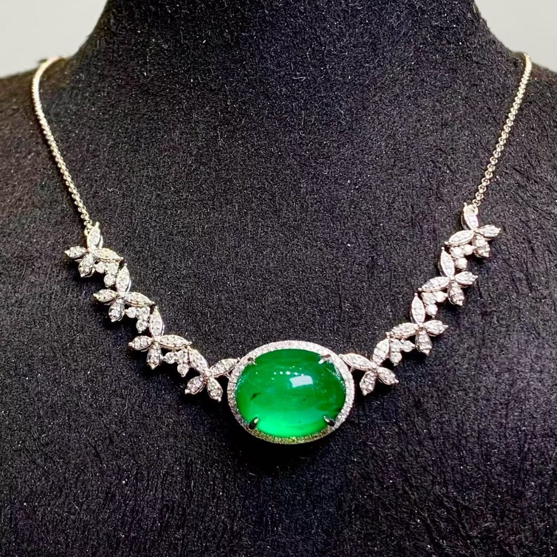 14k Gold 7.65 Ct Natural Emerald & Diamond Necklace: Ref:231195070 // gold content:14k gold // main gemstone:emerald // shape:oval // carat weight:7. 65ct // color:green // treatment:natural // // adjacent gemstone 2 : diamond // shape:round // clarity 