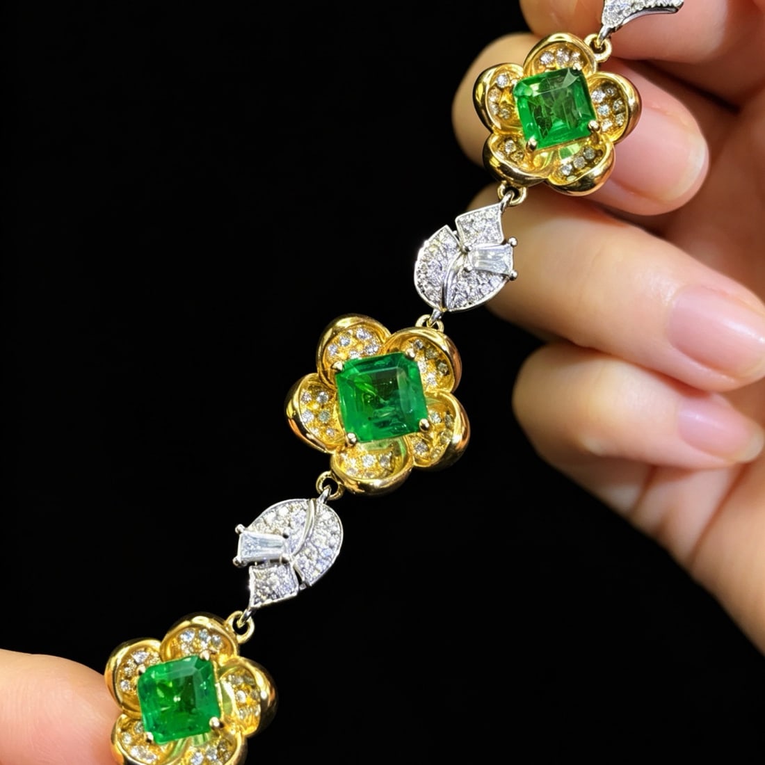 14k Gold 3.54 Ctw Natural Emerald & Diamond Bracelet: Ref:231195073 // gold content:14k gold // main gemstone:emerald // shape:octagonal // carat weight:2. 93ct // color:green // treatment:natural // // adjacent gemstone 2 : diamond // shape:multiple // 