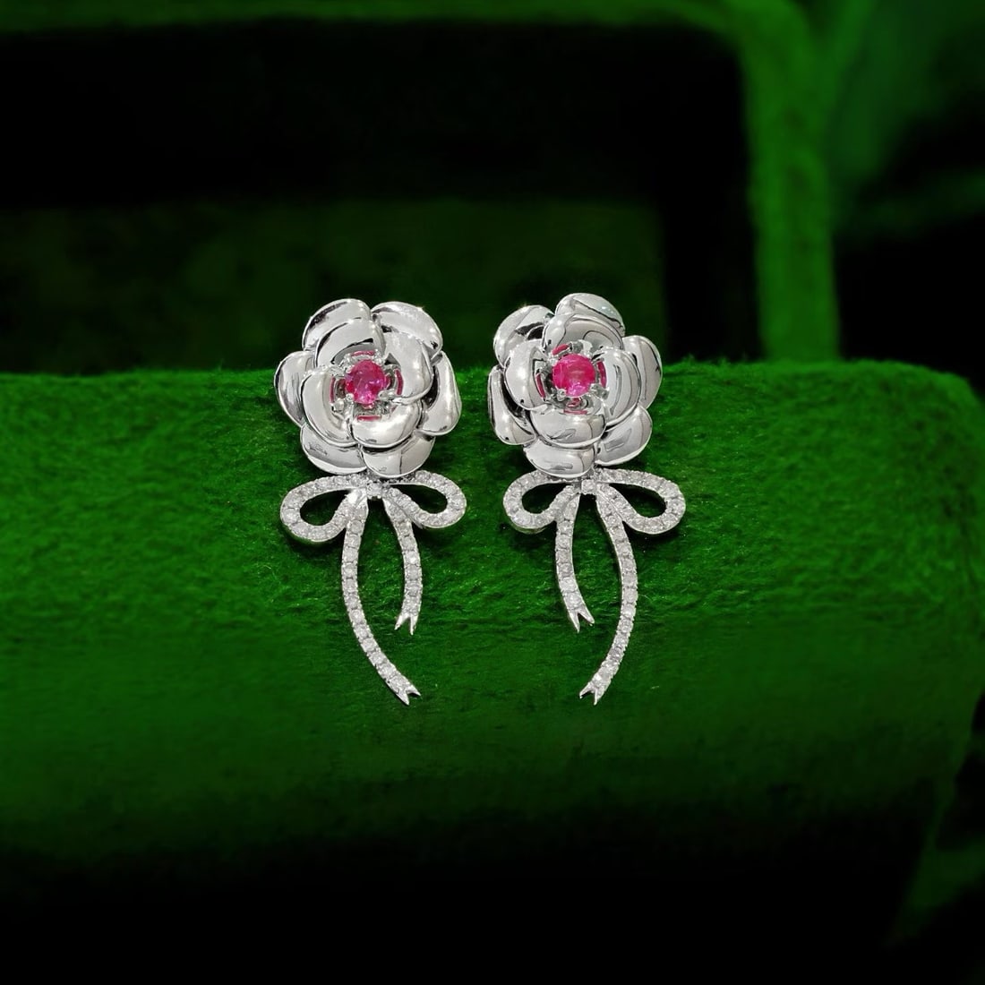 14k Gold 0.58 Ct Natural H Diamond & Flowers Earrings: Ref:231195086 // gold content:14k gold // main gemstone:diamond // shape:round // carat weight:0. 58ct // clarity grade:vs-si // color:h // treatment:natural // cut grade:g // Low Estimate: 2400 Condi