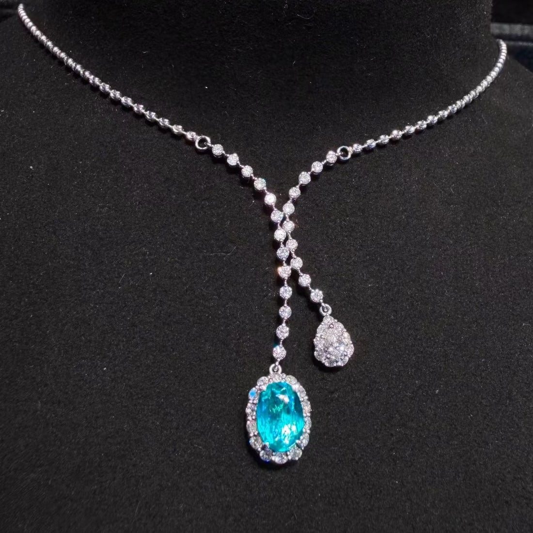 14k Gold 1.88 Ctw Natural Paraiba Tourmaline & Diamond Necklace: Ref:231195103 // gold content:14k gold // main gemstone:paraiba tourmaline // shape:oval // carat weight:0. 87ct // color:blue // treatment:natural // // adjacent gemstone 2 : diamond // shape:multipl
