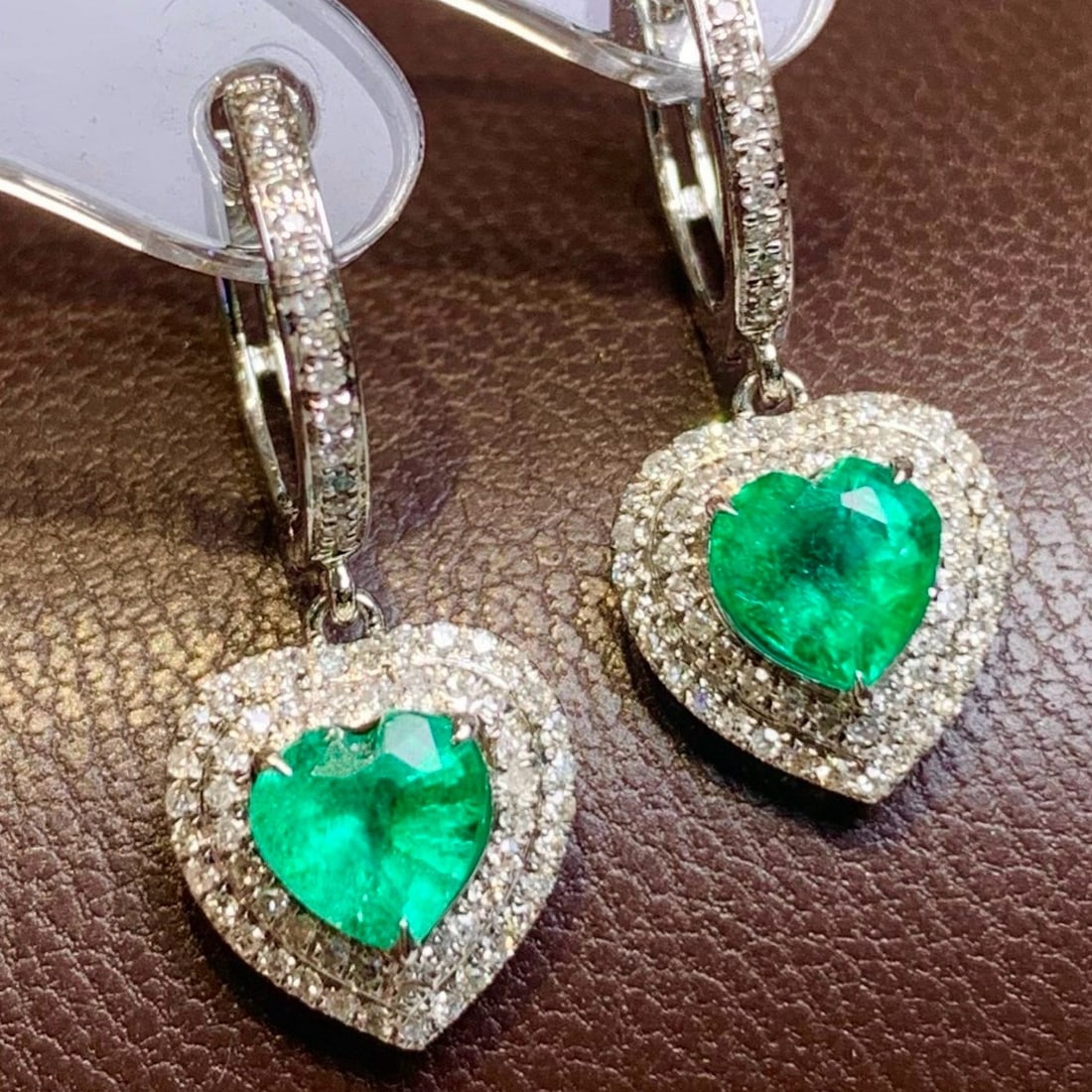14k Gold 1.2 Ct Natural Emerald & Diamond Earrings: Ref:231195117 // gold content:14k gold // main gemstone:emerald // shape:heart // carat weight:1. 2ct // color:green // treatment:natural // // adjacent gemstone 2 : diamond // shape:round // clarity 
