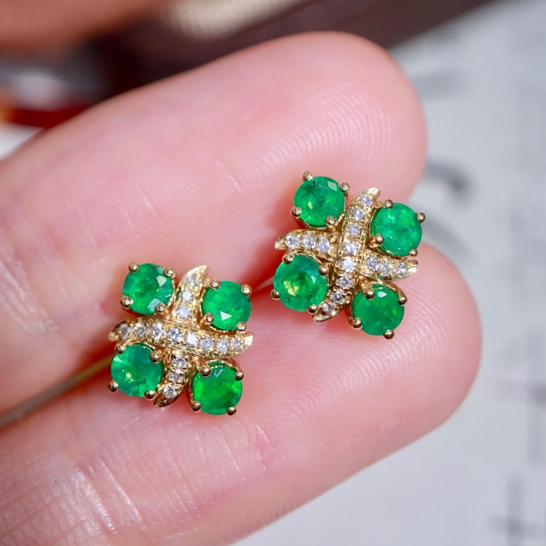 14k Gold 1.17 Ctw Natural Emerald & Diamond Earrings: Ref:231195120 // gold content:14k gold // main gemstone:emerald // shape:round // carat weight:1. 10ct // color:green // treatment:natural // cut grade:g // // adjacent gemstone 2 : diamond //
