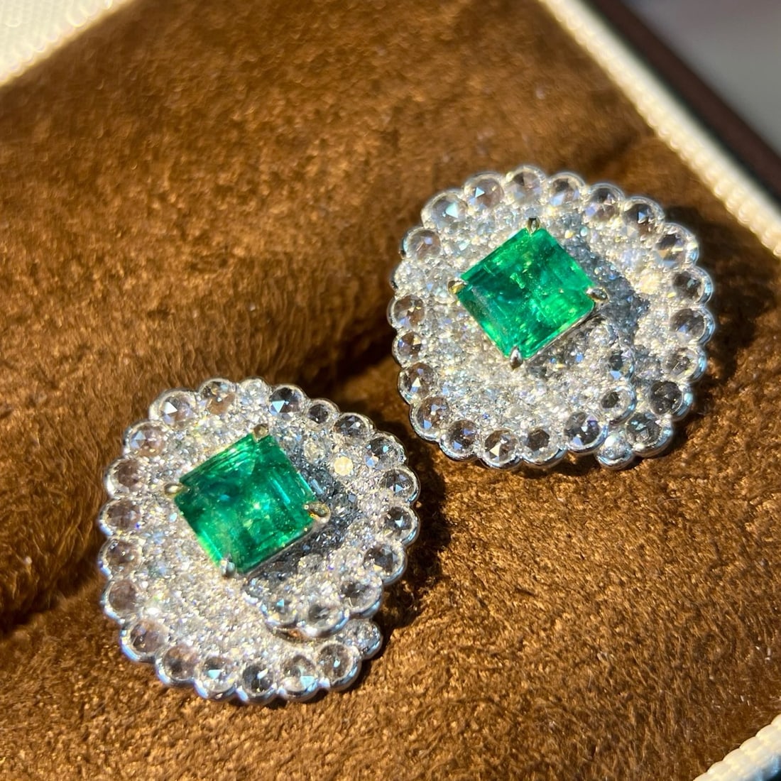 14k Gold 2.92 Ctw Natural Emerald & Diamond Earrings: Ref:231195163 // gold content:14k gold // main gemstone:emerald // shape:octagonal // carat weight:1. 52ct // color:green // treatment:natural // // adjacent gemstone 2 : diamond // shape:round //