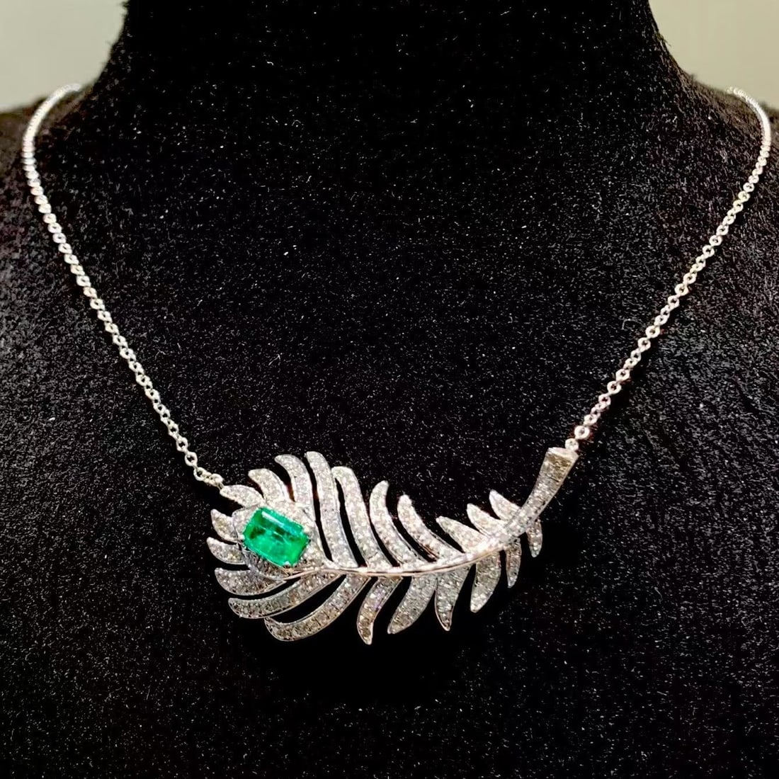 14k Gold 0.35 Ct Natural Emerald & Diamond Necklace: Ref:231195214 // gold content:14k gold // main gemstone:emerald // shape:octagonal // carat weight:0. 35ct // color:green // treatment:natural // // adjacent gemstone 2 : diamond // shape:round // cla