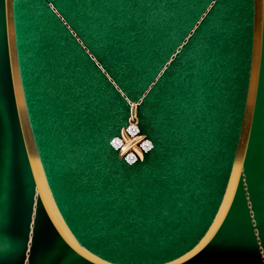14k Gold 0.28 Ct Natural H Diamond Pendant( Without Chain ): Ref:231195220 // gold content:14k gold // main gemstone:diamond // shape:round // carat weight:0. 28ct // clarity grade:vs-si // color:h // treatment:natural // cut grade:g // Low Estimate: 1300 High