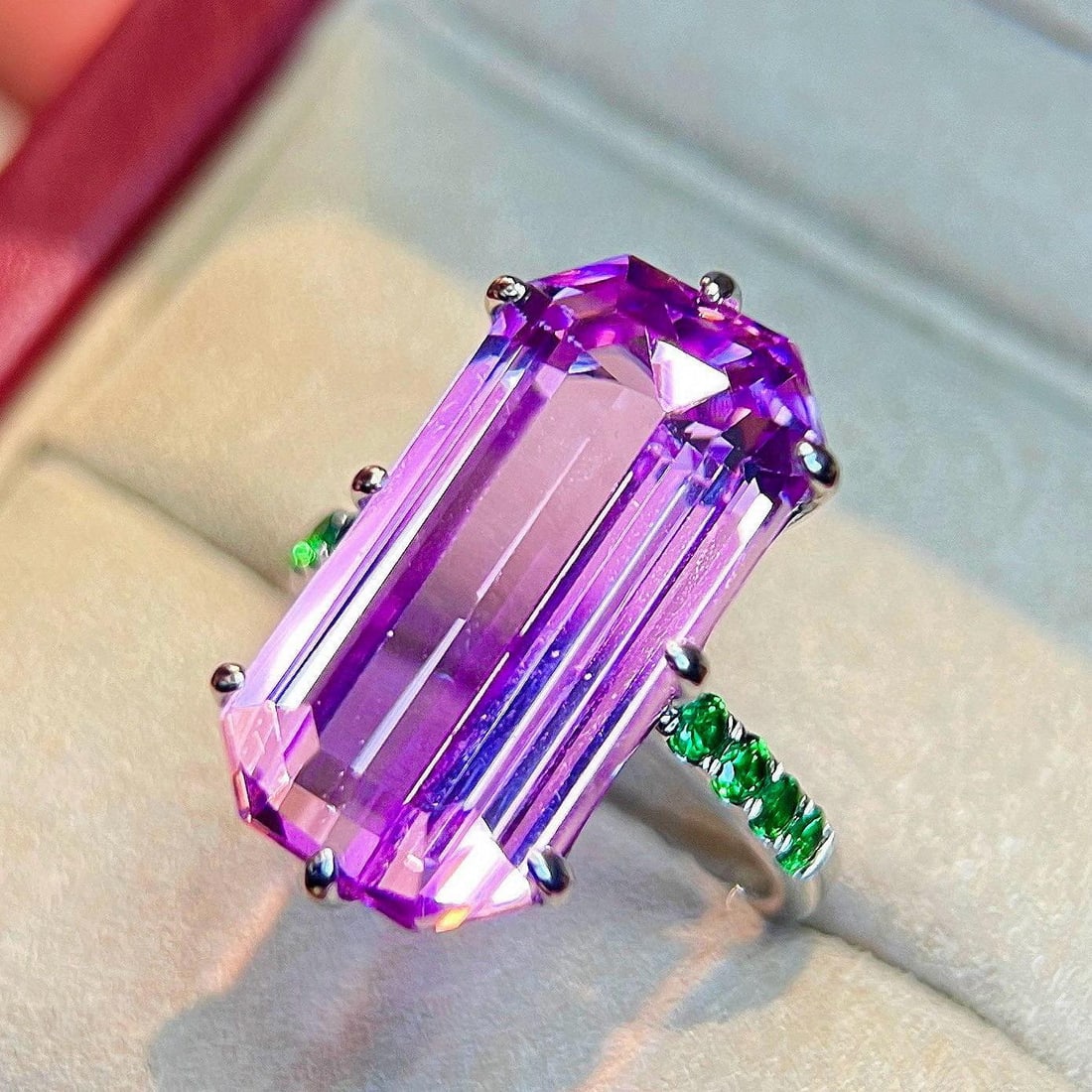 14k Gold 17.11 Ctw Natural Kunzite & Tsavorite Ring: Ref:231196016 // gold content:14k gold // ring size:7. 25us // // main gemstone:kunzite // shape:octagonal // carat weight:16. 71ct // color:purple // treatment:natural // // adjacent gemstone 2 :