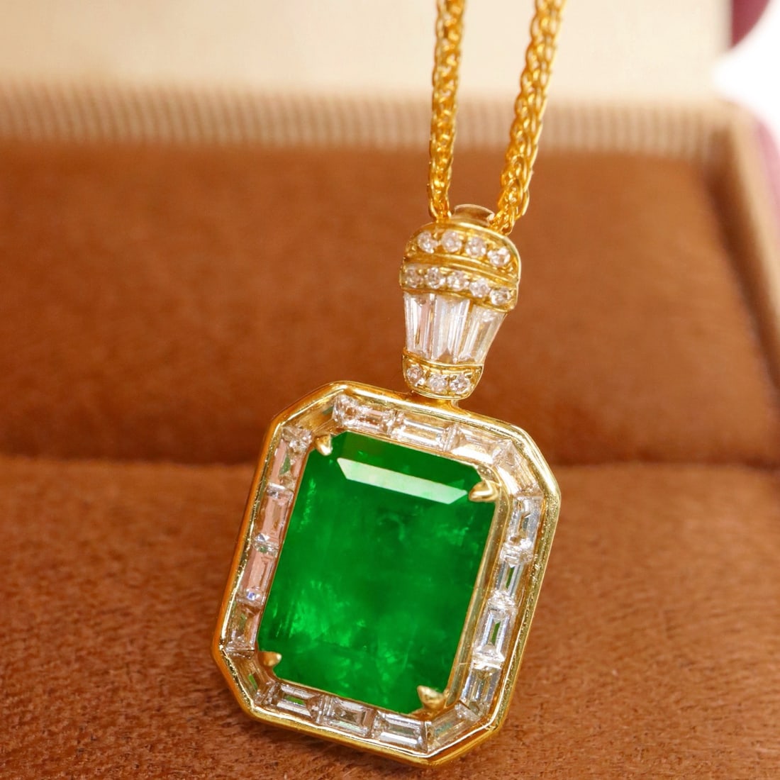 14k Gold 2.76 Ctw Vivid Green Natural Emerald & Diamond Pendant( Without Chain ): Ref:231196036 // gold content:14k gold // main gemstone:emerald // shape:octagonal // carat weight:2. 26ct // color:vivid green // treatment:natural // // adjacent gemstone 2 : diamond // shape:multip