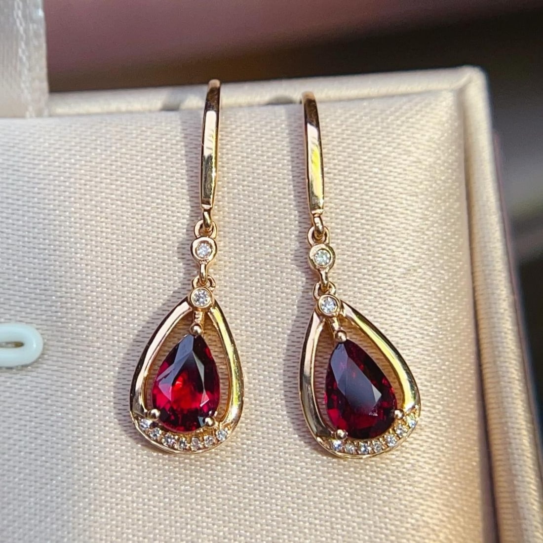 14k Gold 1.11 Ctw Natural Tourmaline & Diamond Earrings: Ref:231196058 // gold content:14k gold // main gemstone:tourmaline // shape:pear // carat weight:1. 05ct // color:red // treatment:natural // // adjacent gemstone 2 : diamond // number of stones:18 //