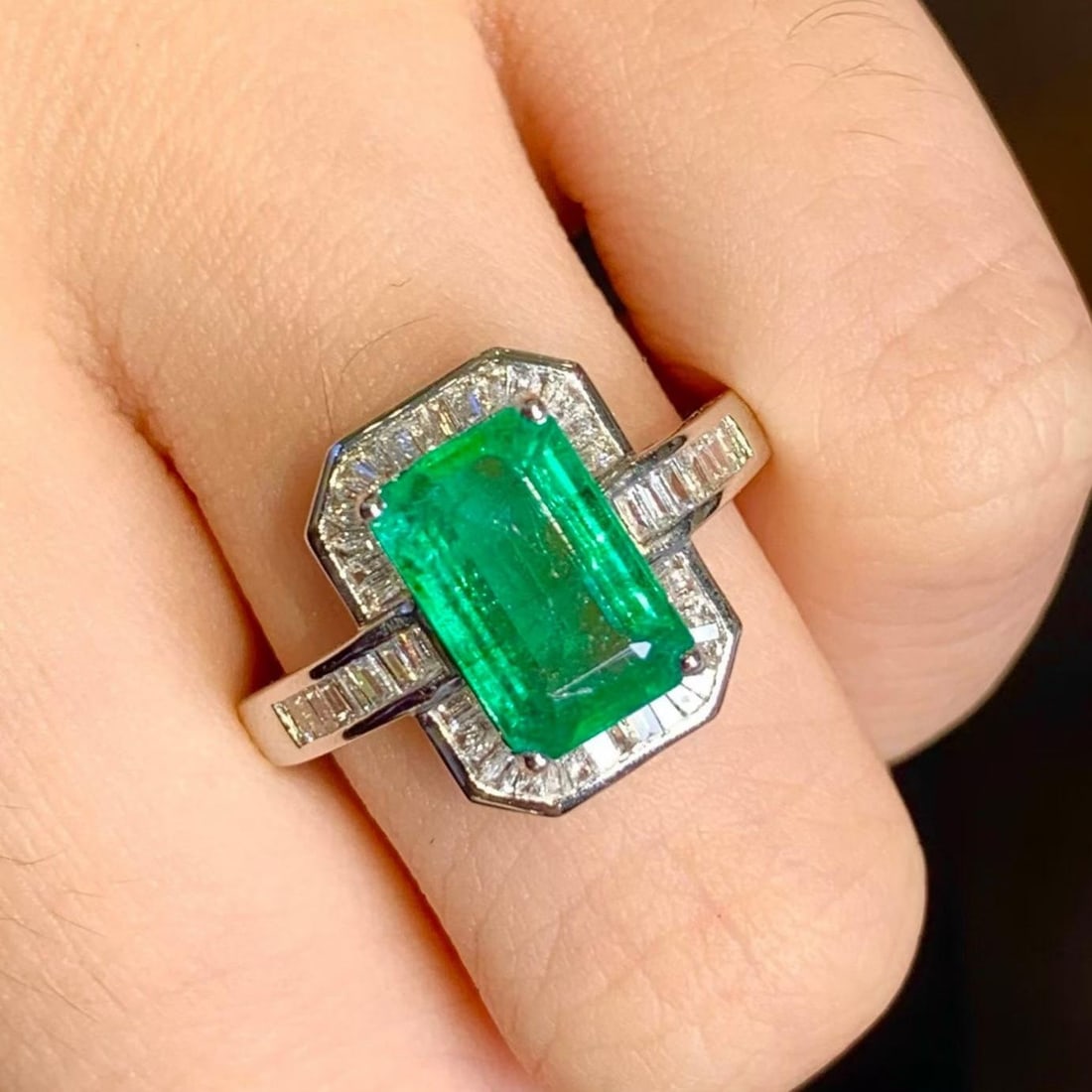 14k Gold 2.3 Ct Natural Emerald & Diamond Ring: Ref:231196077 // gold content:14k gold // ring size:7. 25us // // main gemstone:emerald // shape:octagonal // carat weight:2. 3ct // color:green // treatment:natural // // adjacent gemstone 2 : diamon