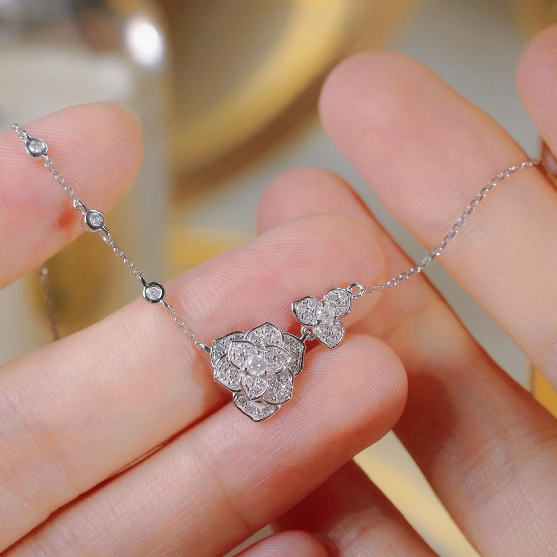 14k Gold 0.45 Ct Natural H Diamond & Flowers Necklace: Ref:231196130 // gold content:14k gold // main gemstone:diamond // shape:round // carat weight:0. 45ct // clarity grade:vs-si // color:h // treatment:natural // cut grade:g // Condition: New Low Estim