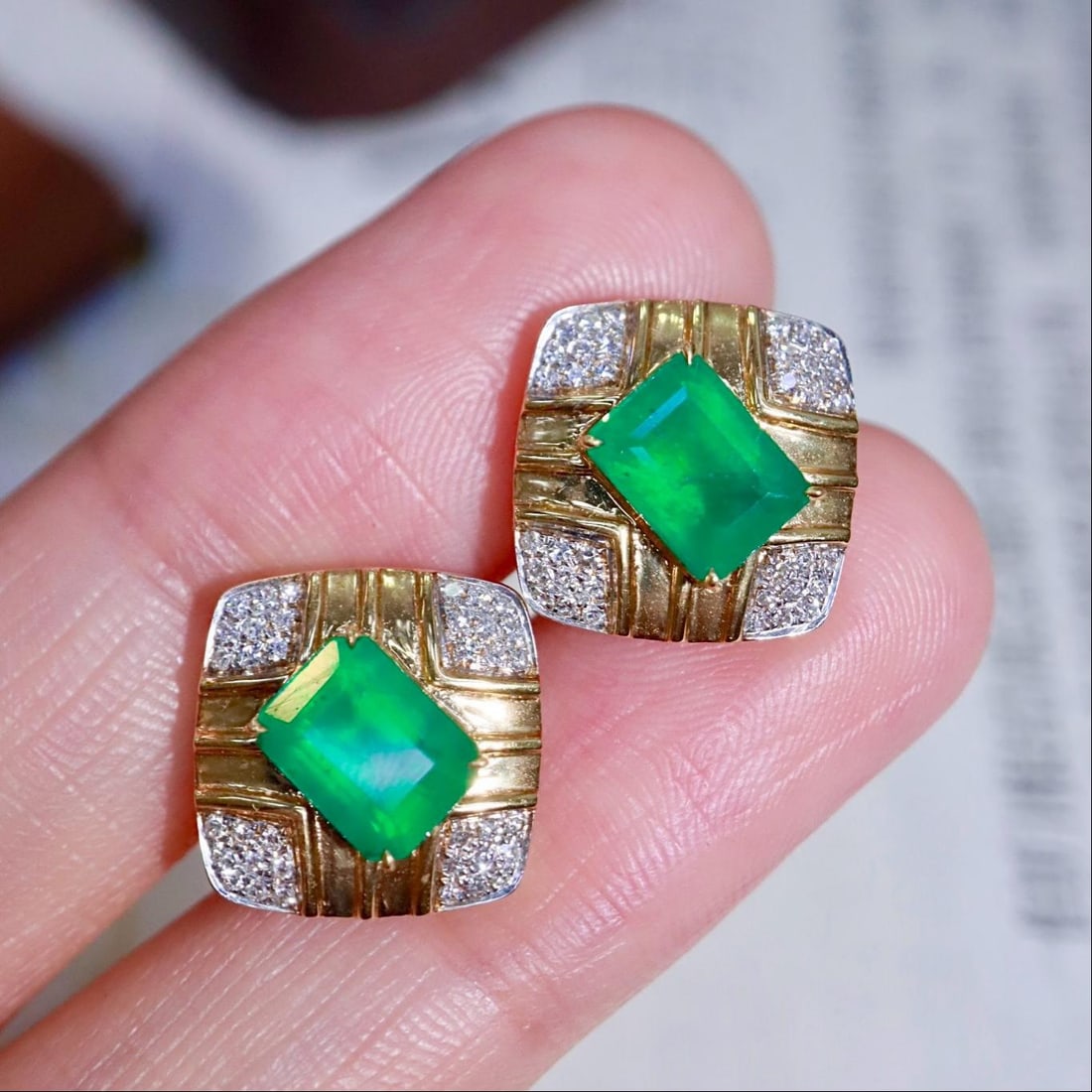 14k Gold 2.46 Ctw Natural Emerald & Diamond Earrings: Ref:231196123 // gold content:14k gold // main gemstone:emerald // shape:octagonal // carat weight:2. 28ct // color:green // treatment:natural // // adjacent gemstone 2 : diamond // shape:round // car