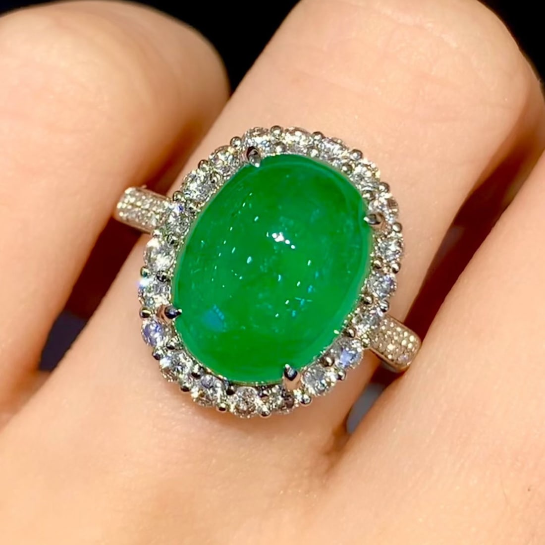 14k Gold 5.6 Ct Natural Emerald & Diamond Ring: Ref:231196162 // gold content:14k gold // ring size:7. 25us // // main gemstone:emerald // shape:oval // carat weight:5. 6ct // color:green // treatment:natural // // adjacent gemstone 2 : diamond //