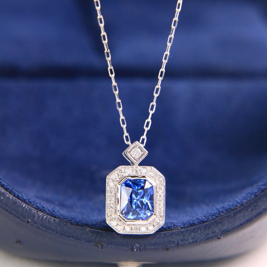 14k Gold 1.18 Ctw Natural Sapphire & Diamond Necklace: Ref:231196160 // gold content:14k gold // main gemstone:sapphire // shape:octagonal // carat weight:1. 09ct // color:blue // treatment:natural // // adjacent gemstone 2 : diamond // shape:round //