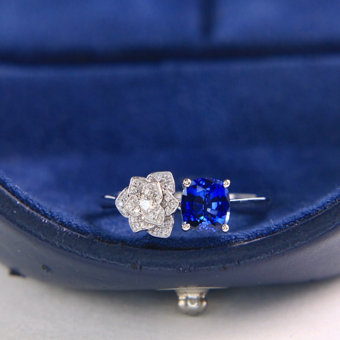 14k Gold 1.05 Ctw Natural Sapphire & Diamond & Flowers Ring: Ref:231196159 // gold content:14k gold // ring size:7. 25us // // main gemstone:sapphire // shape:cushion // carat weight:0. 95ct // color:blue // treatment:natural // // adjacent gemstone 2 :