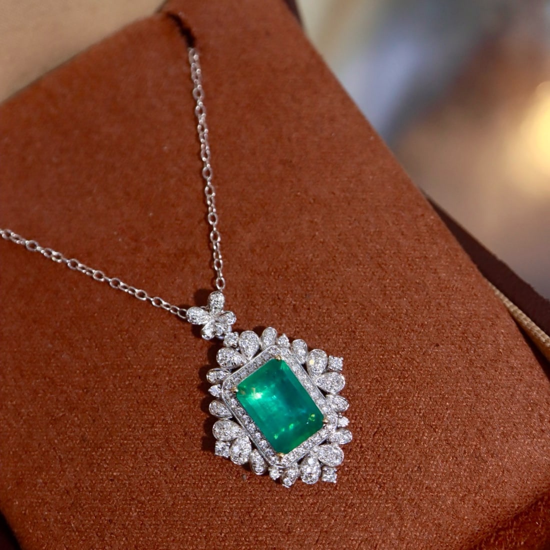 14k Gold 2.59 Ctw Natural Emerald & Diamond Pendant( Without Chain ): Ref:231196204 // gold content:14k gold // main gemstone:emerald // shape:octagonal // carat weight:2. 05ct // color:green // treatment:natural // // adjacent gemstone 2 : diamond // shape:round // car