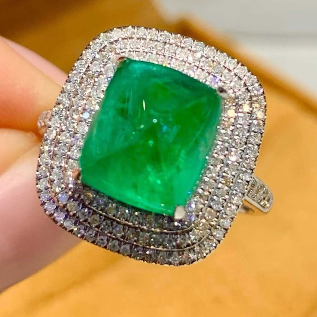 14k Gold 4.35 Ct Natural Emerald & Diamond Ring: Ref:231196282 // gold content:14k gold // ring size:7. 25us // // main gemstone:emerald // shape:sugar-loaf // carat weight:4. 35ct // color:green // treatment:natural // // adjacent gemstone 2 :