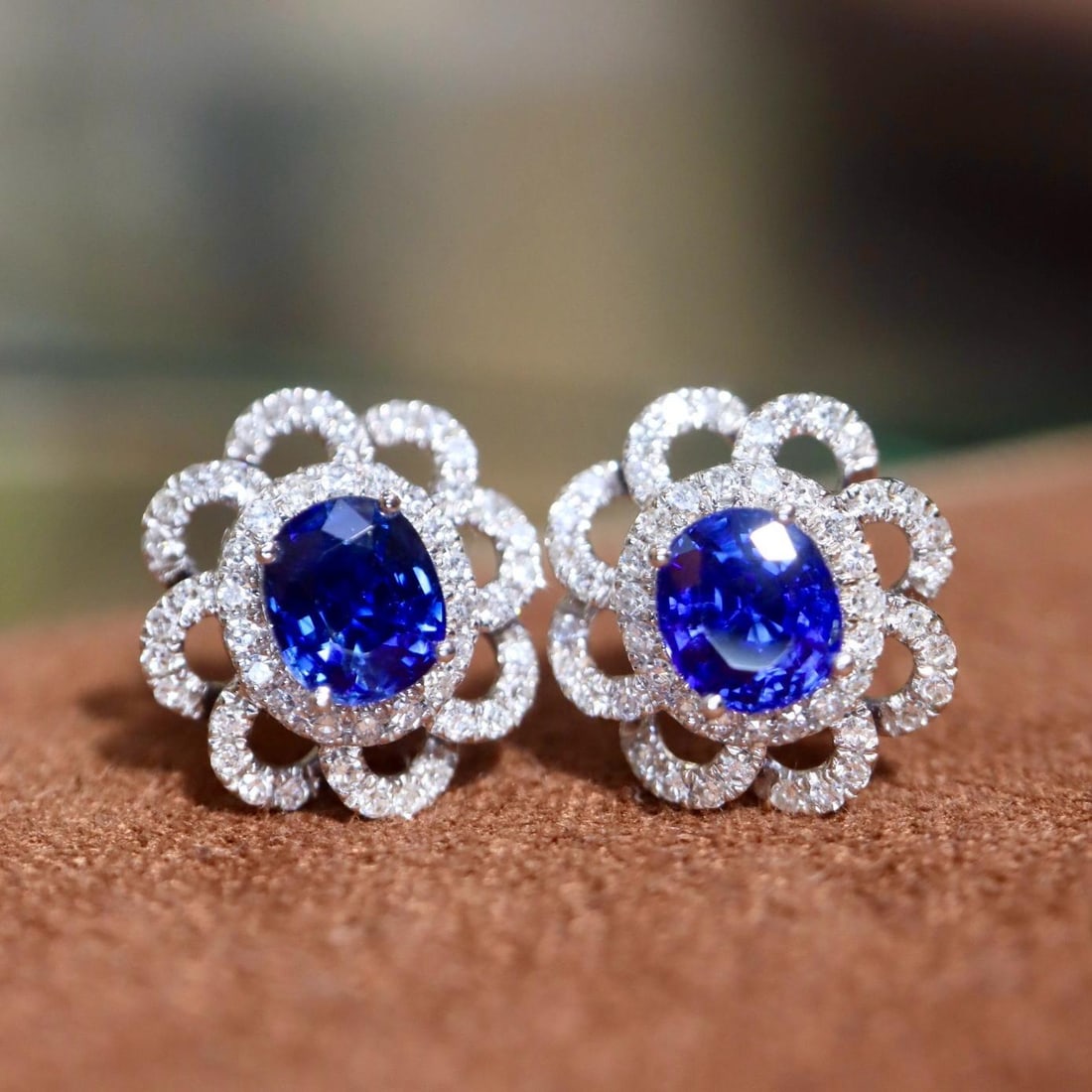 14k Gold 1.23 Ctw Natural Sapphire & Diamond Earrings: Ref:231196285 // gold content:14k gold // main gemstone:sapphire // shape:oval // carat weight:1ct // color:blue // treatment:natural // // adjacent gemstone 2 : diamond // shape:round // carat