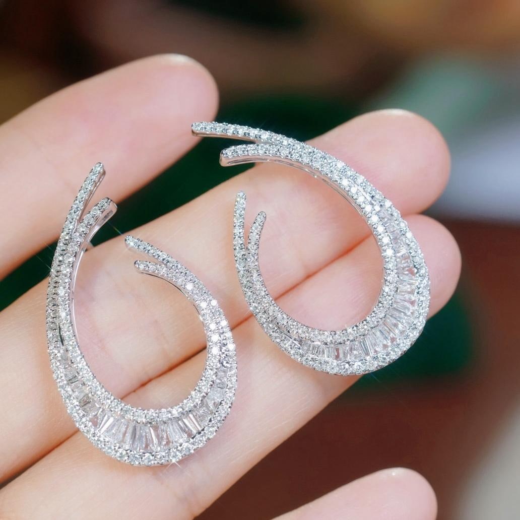 14k Gold 2.10 Ct Natural H Diamond Earrings: Ref:231196294 // gold content:14k gold // main gemstone:diamond // shape:multiple // carat weight:2. 10ct // clarity grade:vs-si // color:h // treatment:natural // Condition: New Low Estimate: 18000 H