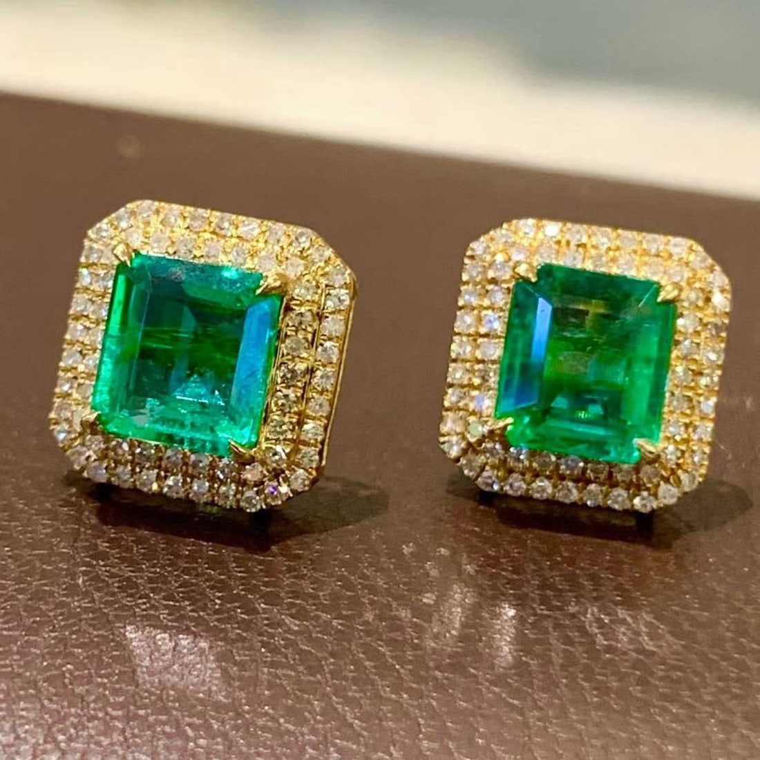 14k Gold 2.2 Ct Natural Emerald & Diamond Earrings: Ref:231196323 // gold content:14k gold // main gemstone:emerald // shape:octagonal // carat weight:2. 2ct // color:green // treatment:natural // // adjacent gemstone 2 : diamond // shape:round //