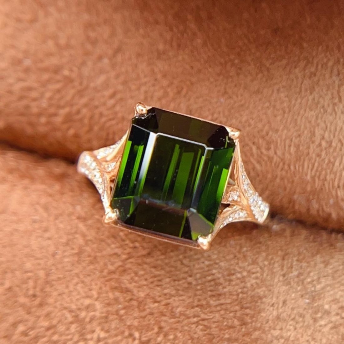 14k Gold 5.61 Ctw Natural Tourmaline & Diamond Ring: Ref:231196354 // gold content:14k gold // ring size:7. 25us // // main gemstone:tourmaline // shape:octagonal // carat weight:5. 5ct // color:green // treatment:natural // // adjacent gemstone 2 :