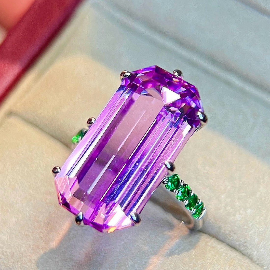 14k Gold 17.11 Ctw Natural Kunzite & Tsavorite Ring: Ref:231173060 // gold content:14k gold // ring size:7. 25us // // main gemstone:kunzite // shape:octagonal // carat weight:16. 71ct // color:pinkish purple // treatment:natural // // adjacent gemstone