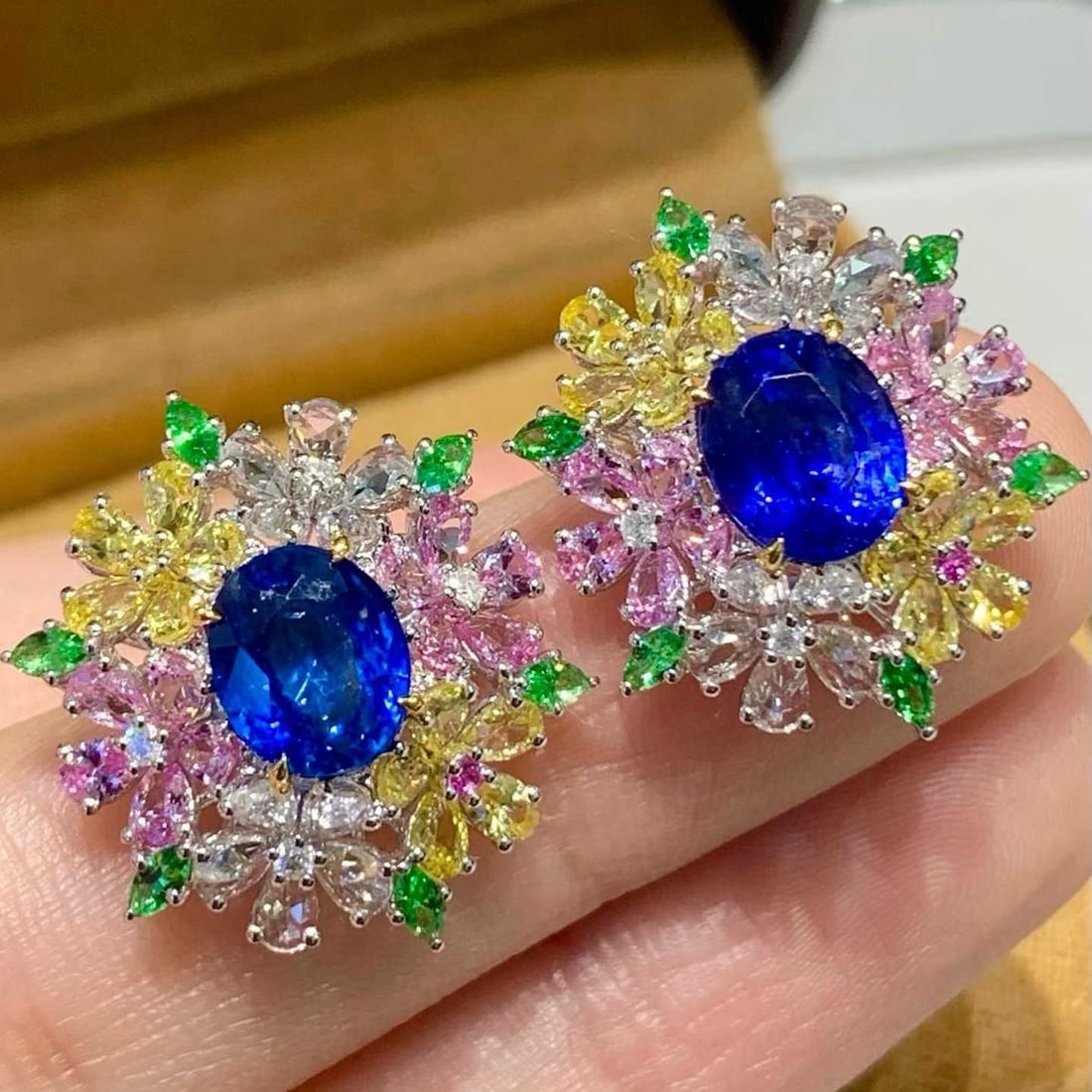 14k Gold 3.9 Ct Natural Sapphire & Coloured Gemstone Earrings: Ref:231173081 // gold content:14k gold // main gemstone:sapphire // shape:oval // carat weight:3. 9ct // color:blue // treatment:natural // // adjacent gemstone 2 : coloured gemstone // shape:multiple