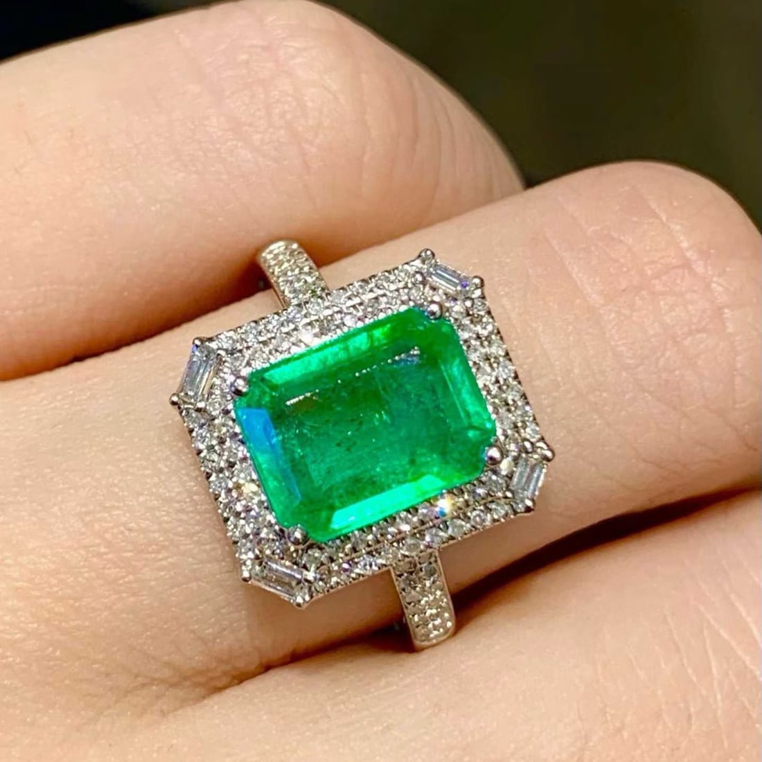 14k Gold 2.30 Ct Natural Emerald & Diamond Ring: Ref:231173088 // gold content:14k gold // ring size:7. 25us // // main gemstone:emerald // shape:octagonal // carat weight:2. 30ct // color:green // treatment:natural // // adjacent gemstone 2 : diamo