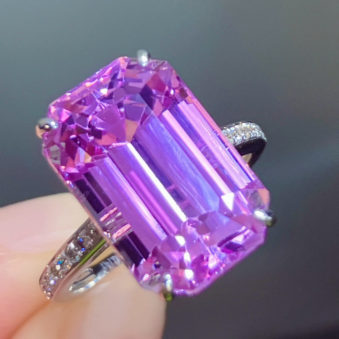 14k Gold 11.70 Ctw Natural Kunzite & Diamond Ring: Ref:231173108 // gold content:14k gold // ring size:7. 25us // // main gemstone:kunzite // shape:octagonal // carat weight:11. 56ct // color:purple // treatment:natural // // adjacent gemstone 2 :