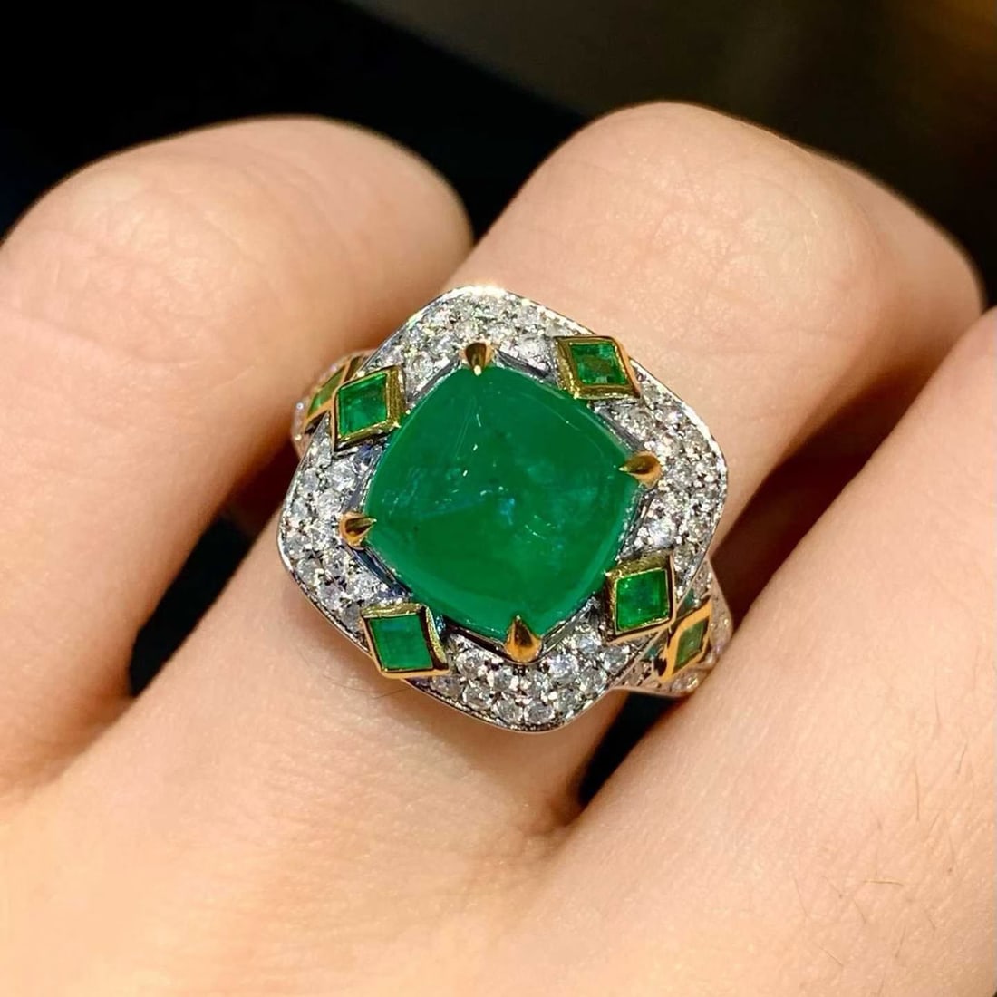 14k Gold 4.2 Ct Vivid Green Natural Emerald & Diamond Ring - 2