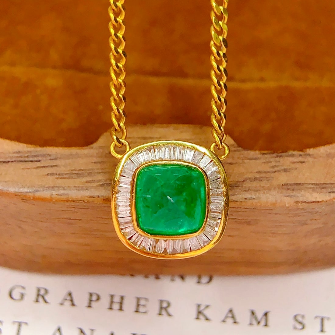 14k Gold 1.7 Ct Natural Emerald & Diamond Necklace: Ref:231173154 // gold content:14k gold // main gemstone:emerald // shape:sugar-loaf // carat weight:1. 7ct // color:green // treatment:natural // // adjacent gemstone 2 : diamond // number of