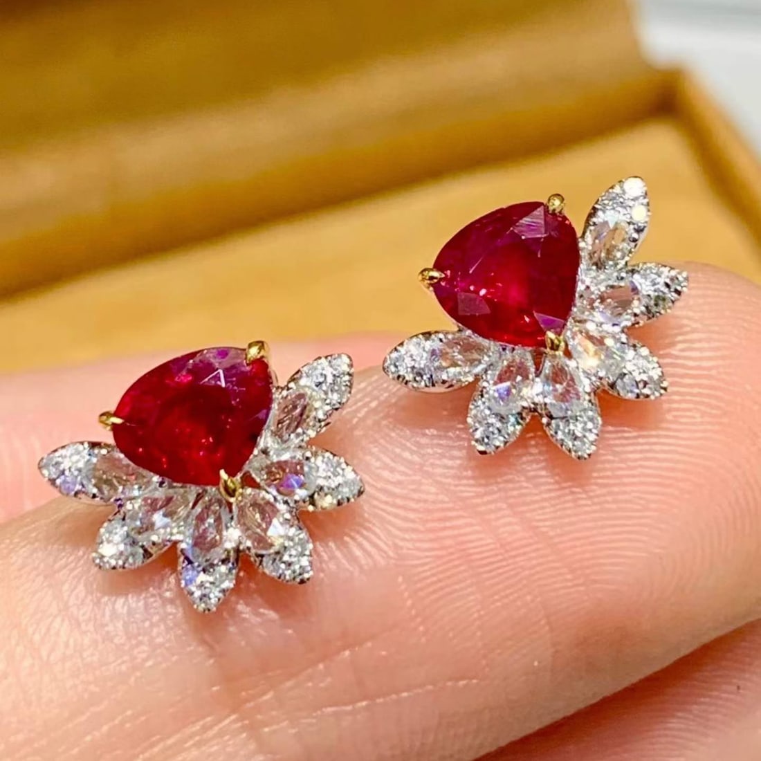 14k Gold 1.02 Ct Natural Ruby & Diamond Earrings: Ref:231173186 // gold content:14k gold // main gemstone:ruby // shape:pear // carat weight:1. 02ct // color:red // treatment:natural // // adjacent gemstone 2 : diamond // shape:round // clarity