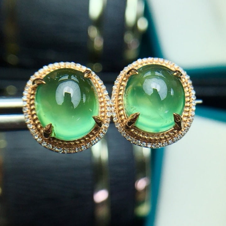 14k Gold 7.9 Ct Natural Prehnite & Diamond Earrings: Ref:231173214 // gold content:14k gold // main gemstone:prehnite // shape:oval // carat weight:7. 9ct // color:green // treatment:natural // // adjacent gemstone 2 : diamond // shape:round // clarity