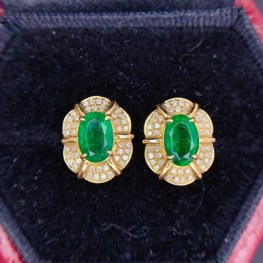 14k Gold 1 Ct Natural Emerald & Diamond Earrings: Ref:231173235 // gold content:14k gold // main gemstone:emerald // shape:oval // carat weight:1ct // color:green // treatment:natural // // adjacent gemstone 2 : diamond // shape:round // clarity