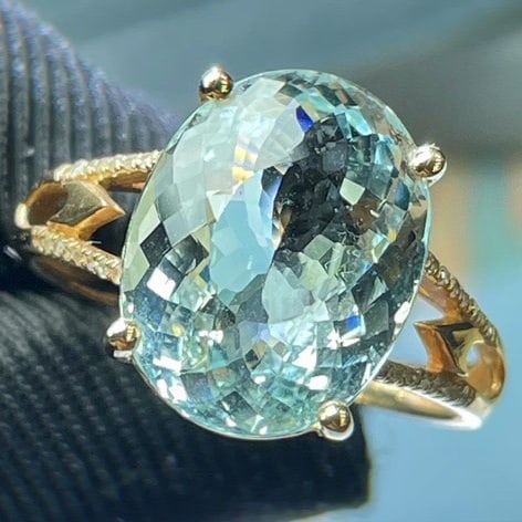 14k Gold 6.42 Ct Natural Aquamarine & Diamond Ring: Ref:231173260 // gold content:14k gold // ring size:7. 25us // // main gemstone:aquamarine // shape:oval // carat weight:6. 42ct // color:blue // treatment:natural // // adjacent gemstone 2 : diamond