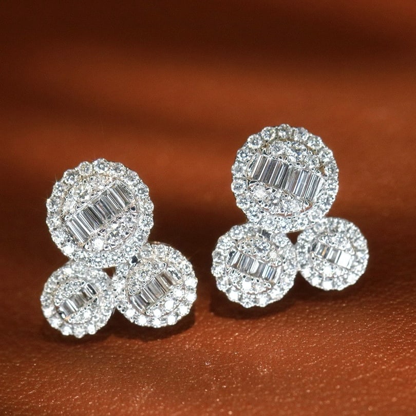 14k Gold 0.72 Ct Natural H Diamond Earrings: Ref:231174030 // gold content:14k gold // main gemstone:diamond // shape:multiple // carat weight:0. 72ct // clarity grade:vs-si // color:h // treatment:natural // Condition: New Low Estimate: