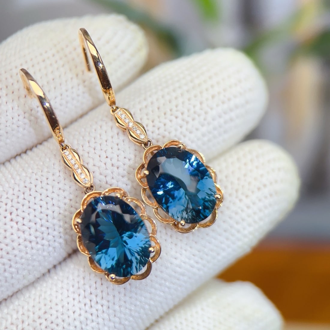 14k Gold 9.64 Ctw Natural Topaz & Diamond Earrings: Ref:231174045 // gold content:14k gold // main gemstone:topaz // shape:oval // carat weight:9. 6ct // color:blue // treatment:natural // // adjacent gemstone 2 : diamond // number of stones:14 //