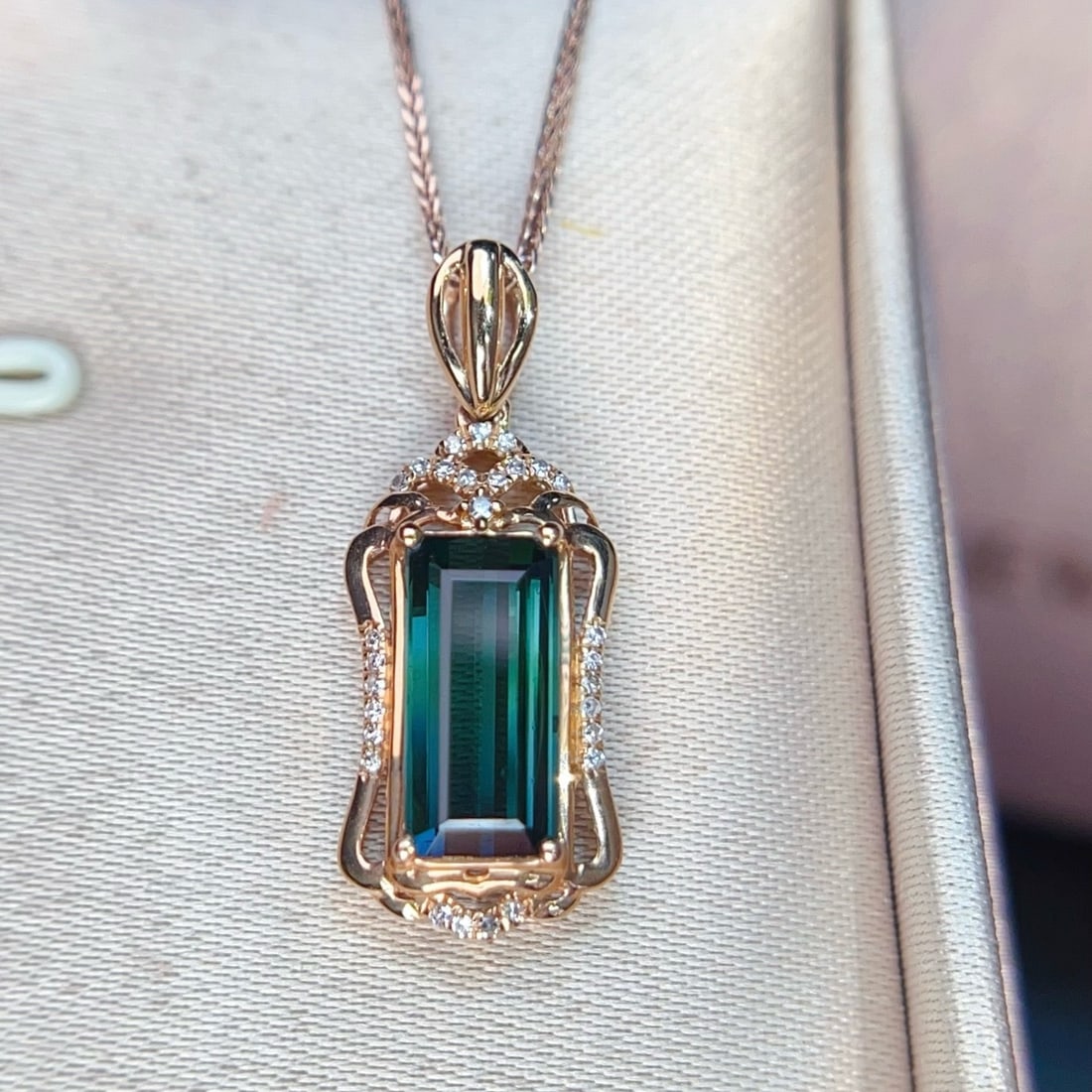 14k Gold 2.54 Ctw Natural Tourmaline & Diamond Pendant( Without Chain ): Ref:231174056 // gold content:14k gold // main gemstone:tourmaline // shape:octagonal // carat weight:2. 45ct // color:green // treatment:natural // // adjacent gemstone 2 : diamond // number of stone