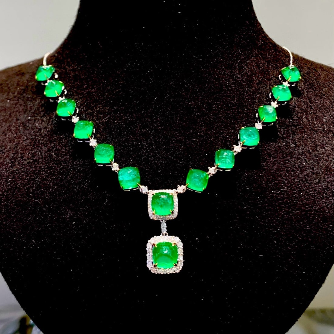 14k Gold 8.03 Ct Natural Emerald & Diamond Necklace: Ref:231174046 // gold content:14k gold // main gemstone:emerald // shape:cushion // carat weight:8. 03ct // color:green // treatment:natural // // adjacent gemstone 2 : diamond // shape:round //