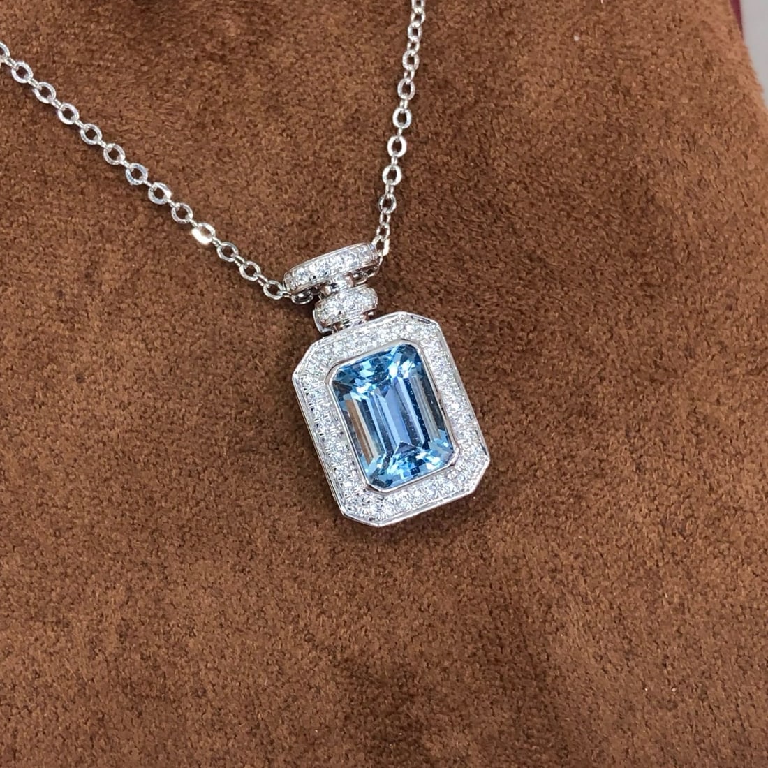 14k Gold 1.53 Ctw Natural Aquamarine & Diamond Pendant( Without Chain ): Ref:231174064 // gold content:14k gold // main gemstone:aquamarine // shape:octagonal // carat weight:1. 38ct // color:blue // treatment:natural // // adjacent gemstone 2 : diamond // shape:round //